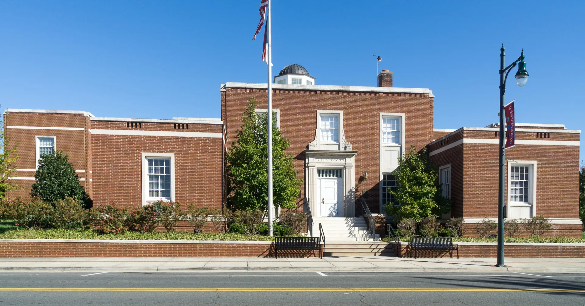 Albemarle_City_Hall,_North_Carolina_edited.jpg